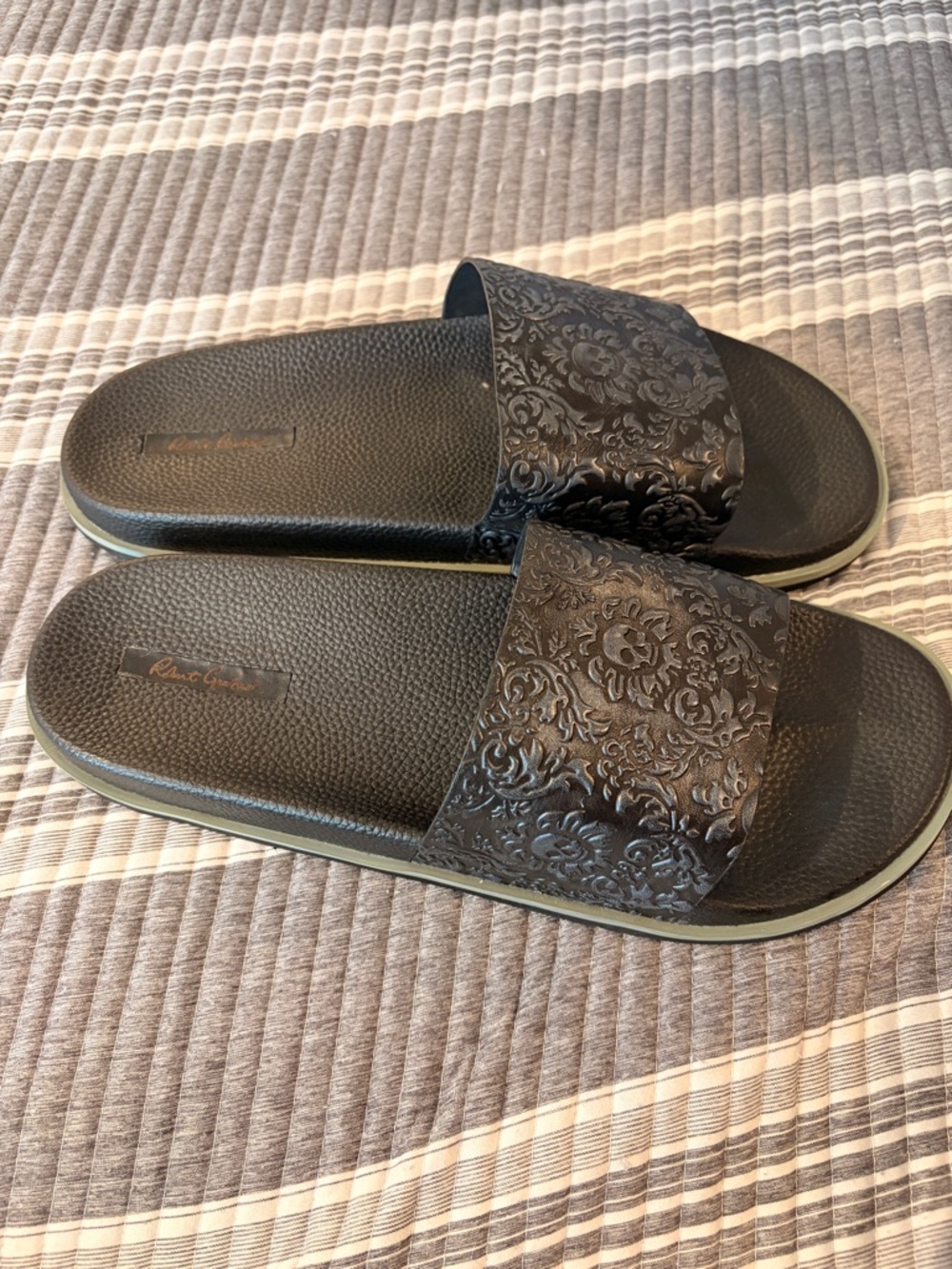 NWOT Robert Graham Men’s Size 13 Black Embossed Slide Sandals - Picture 4 of 8